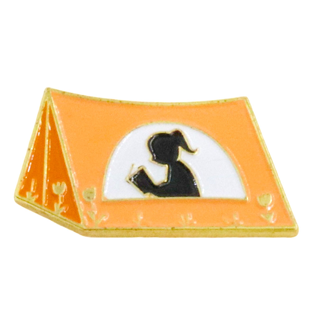 Outdoor Adventure Girl - Tenda kuning dan Gadis membaca lencana